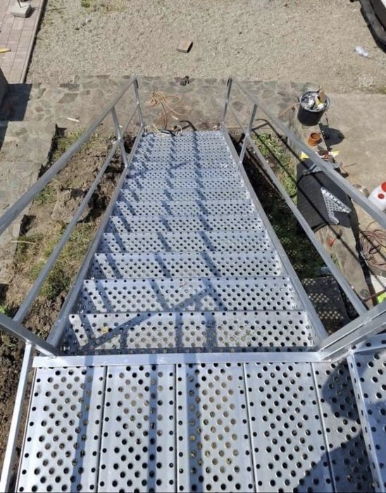 Scări metalice zincate