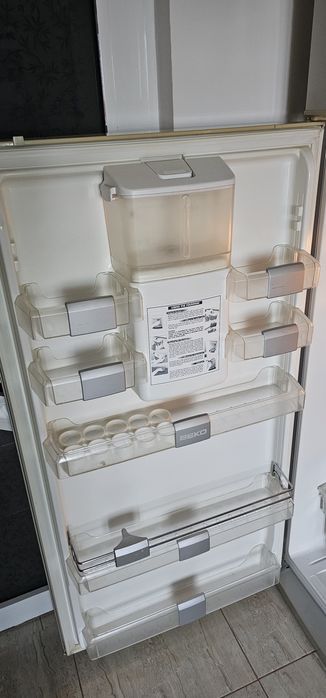 Vand combina frigorifica BEKO, No Frost,  cu dozator de apa