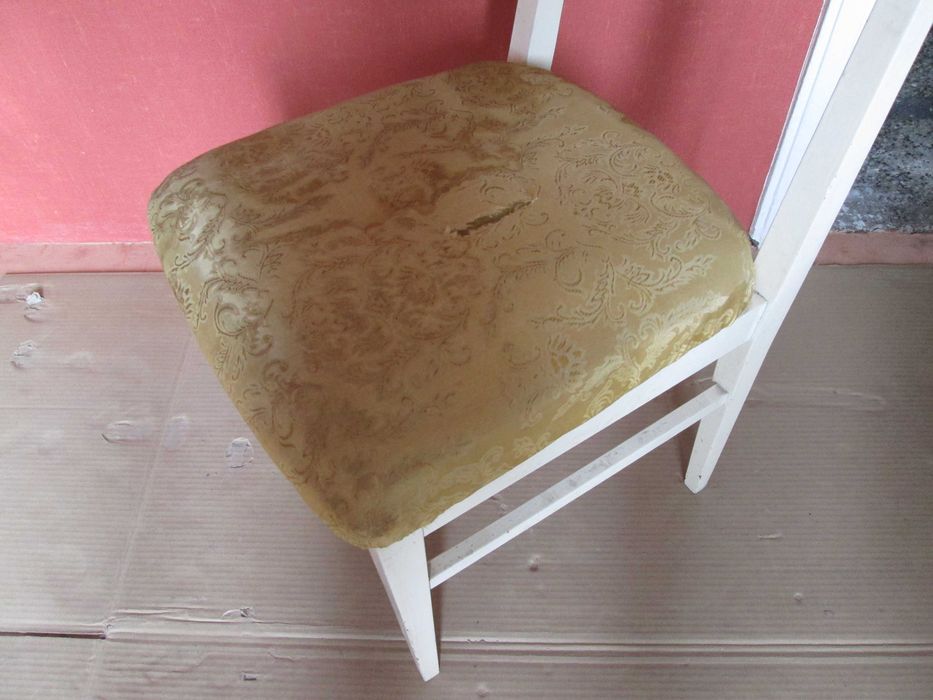 Стол един бял дървен масив.