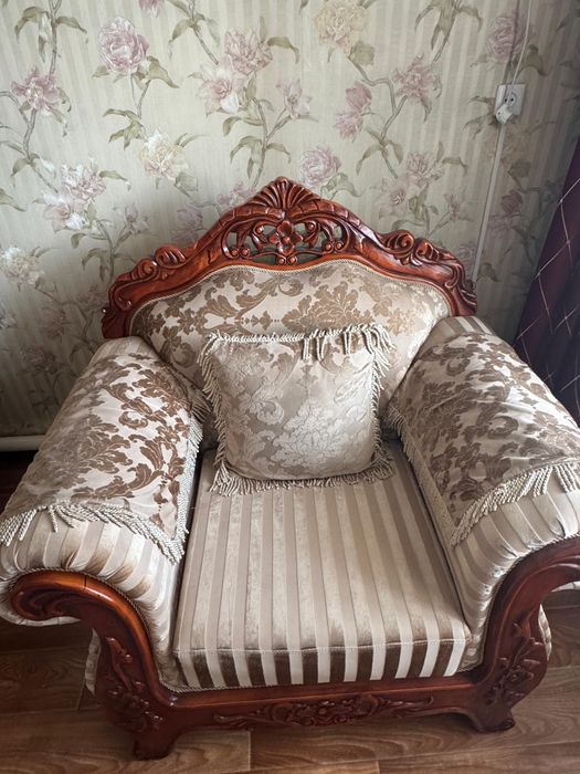 Продам срочно диван с креслами