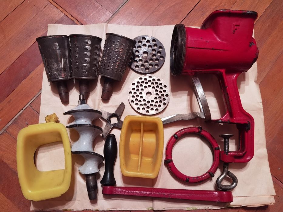 Mașina tocat carne universala și nuca