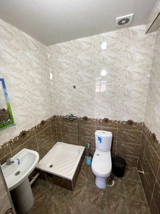 Азия гостиница олдида Янги курилган Дом.