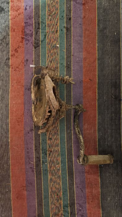 Продавам старинна зърномелачка