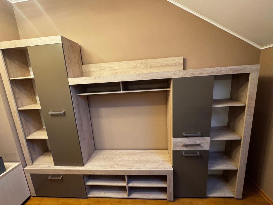 Mobilă living modernă / Bibliotecă cu spațiu TV și spații generoase de depozitare, L 2,80 m, H 2,0 m