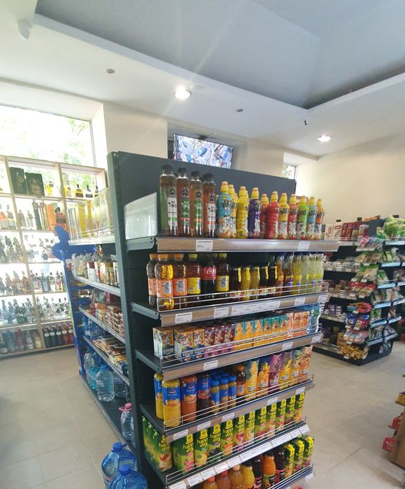 Търговско оборудване за хранителен магазин - стелажи, кошници, колички