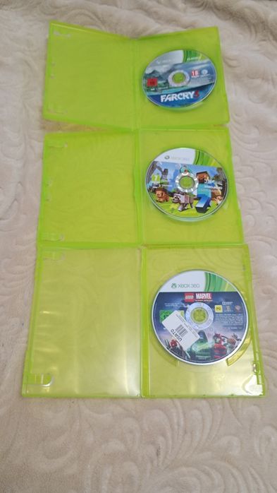 Xbox 360 in stare bună cu 2 controllare și 12 jocuri