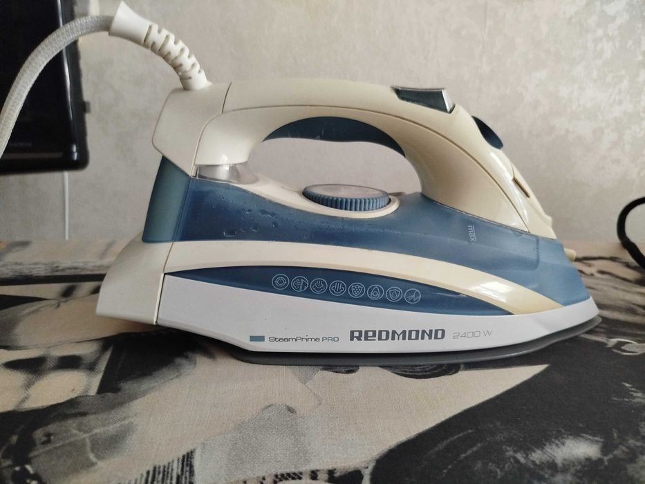 Утюг Redmond 2400 W