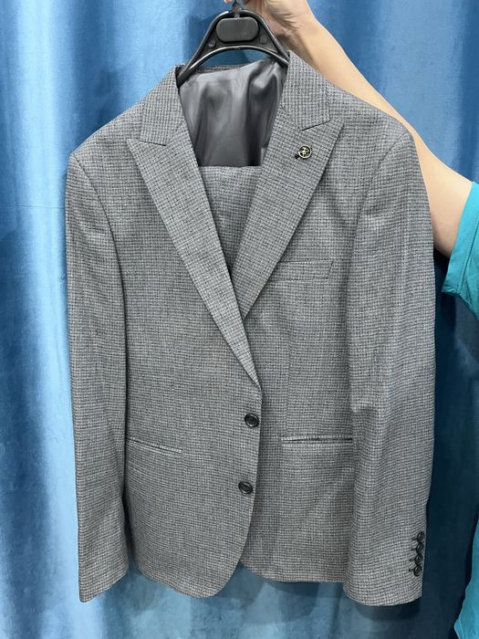 Продам костюм тройка серый цвет