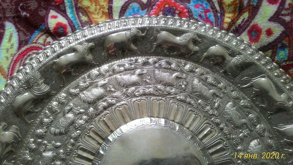 Чеканный поднос с орнаментом