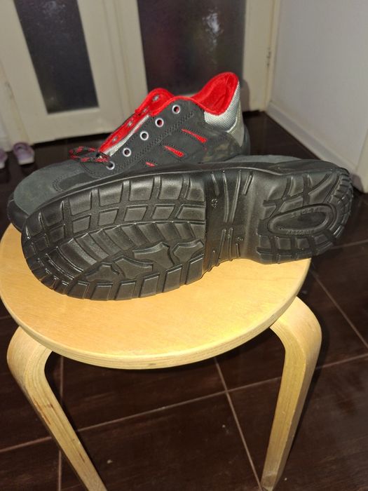 Vând Bocanci de lucru  Base