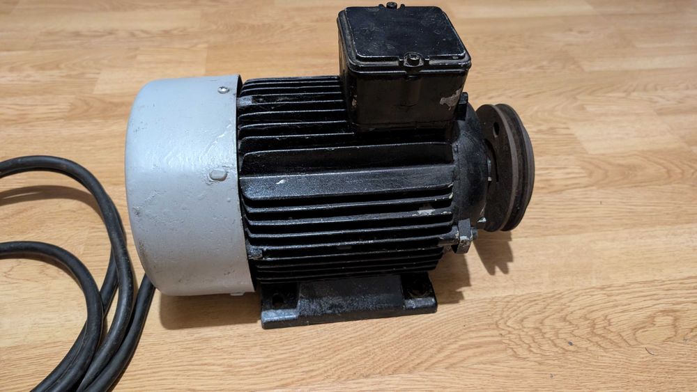 Motor electric trifazat cu 2 turații (1400 / 700 RPM) - 380V, cu fulie și cablu
