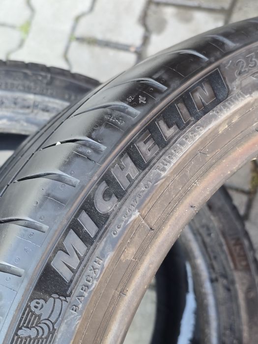 235 40 18 Michelin