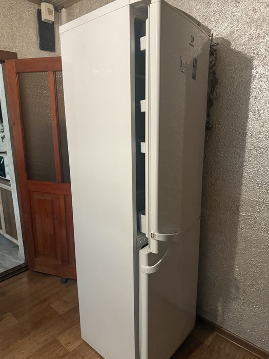 Холодильник indesit