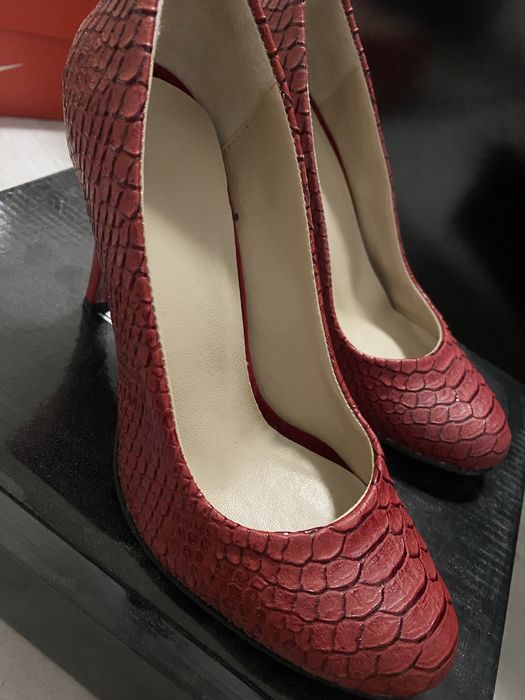 Чисто нови токчета 35 номер червен цвят вид змийска кожа