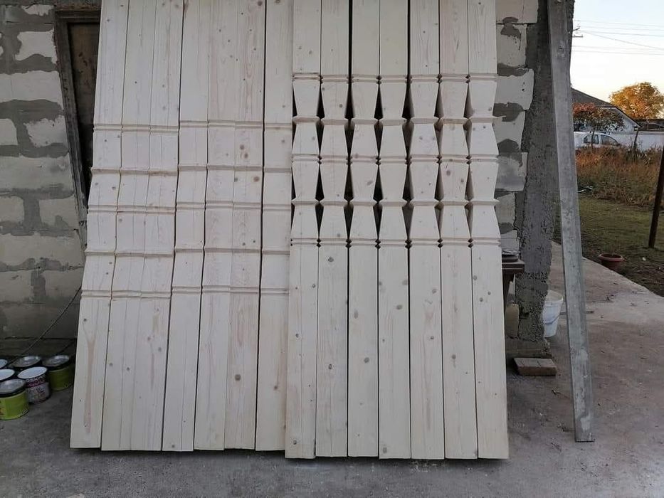 Stâlpi sculptați și scânduri ornamentale pentru terase, foișoare