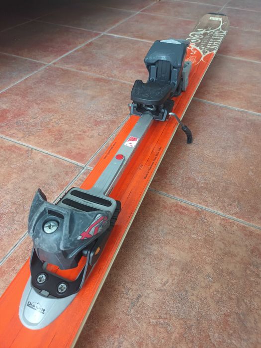 Schiuri de tura, clapari, piei de foca, legaturi, casca