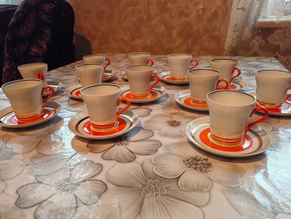 Кофейный чашечки с блюдцами