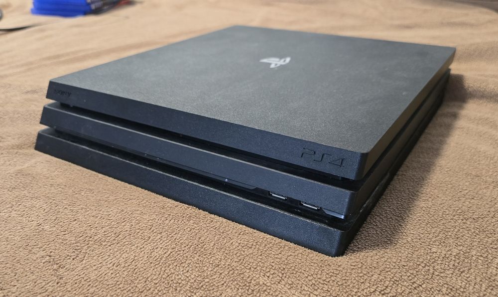 PS4 Pro + 2 controllere + 6 jocuri