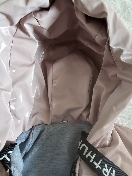 Продам куртку для девочек