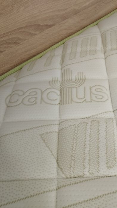 Продавам диван тройка масив и единично легло с качествен матрак,