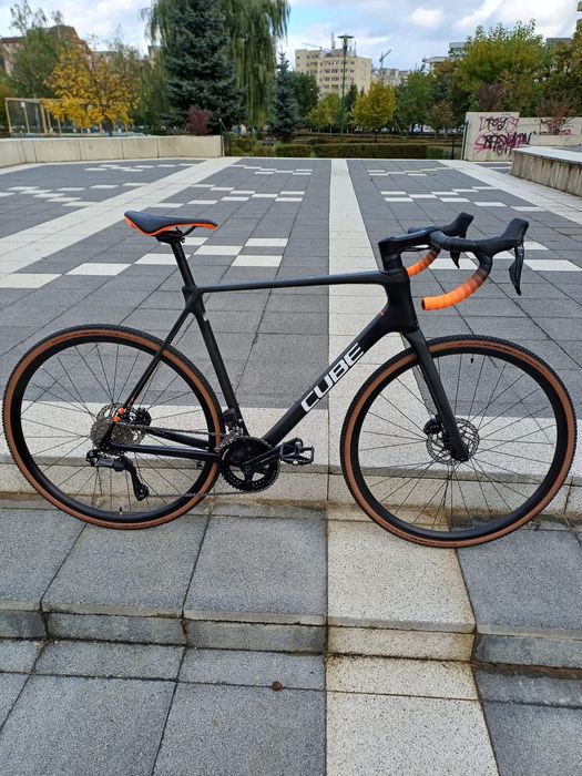 Vând bicicletă gravel carbon CUBE 2025