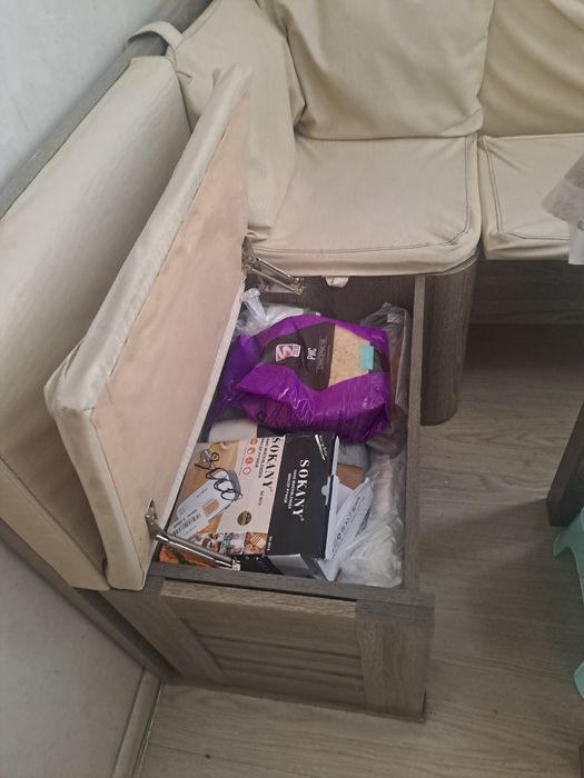 Кухонный уголок с ящиками для  хранения