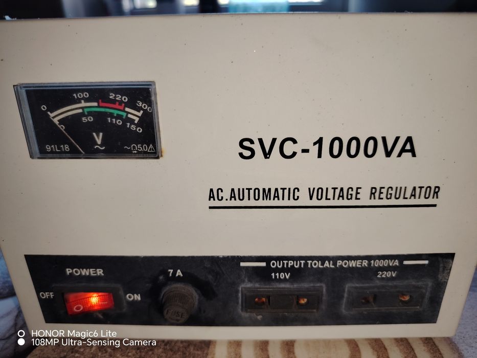 Regulator 110v-220v cu servomotor SVC 1000VA