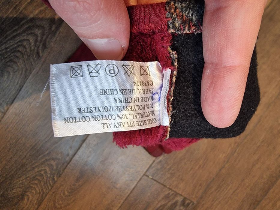 Дамски ръкавици в червен цвят с мотиви