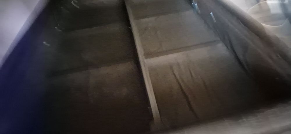 Pat tapitat cu somniera, maro inchis, sidefat. Usor de intretinut si spatios