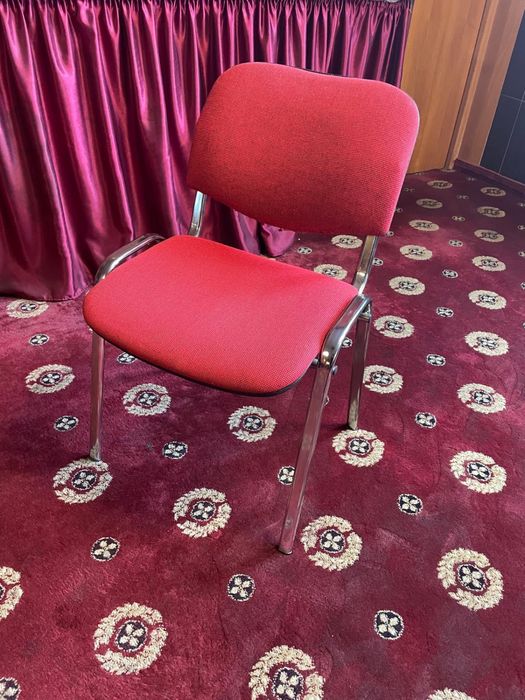 Scaune din stofa cu picioare metalice