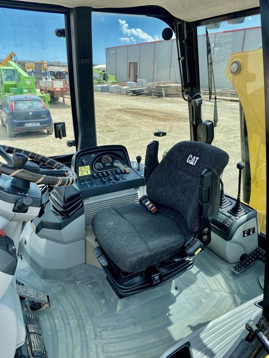 Buldoexcavator Caterpillar 422E 2010