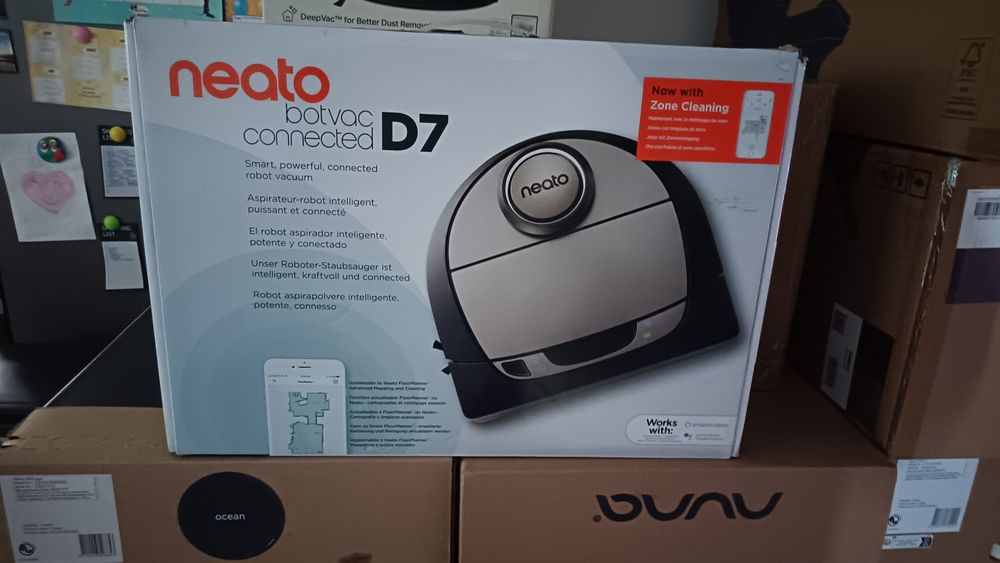Vând robot aspirator Neato D7