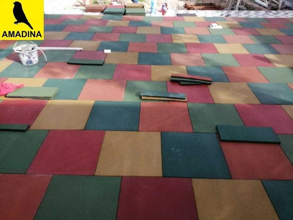 Наполные покрытие из резиновой плитки на игровой площадке