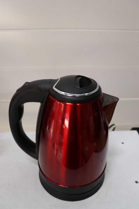 Hagen HA5525-RED Компактна електрическа кана от неръждаема стомана, основа 360°, капацитет 1.8 л, мощност 1500 W