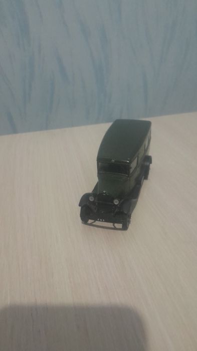 Модель трактора и легковой машина .