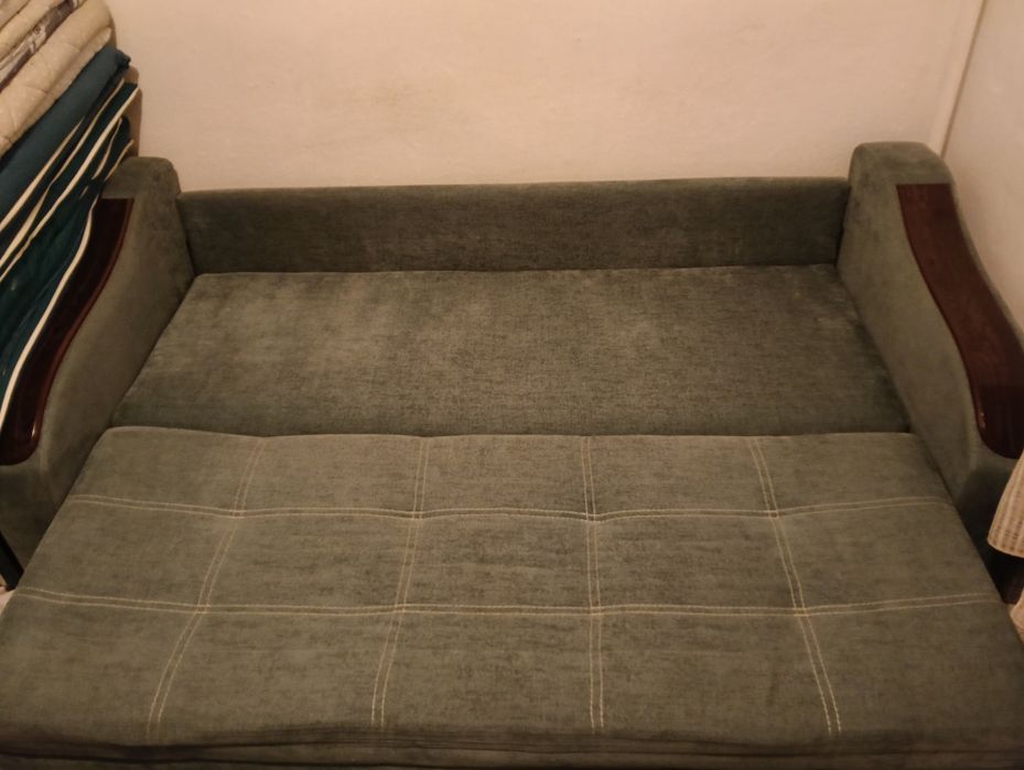 Диван с подушками