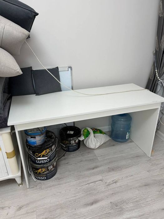 Парта и кресло в хорошем состоянии