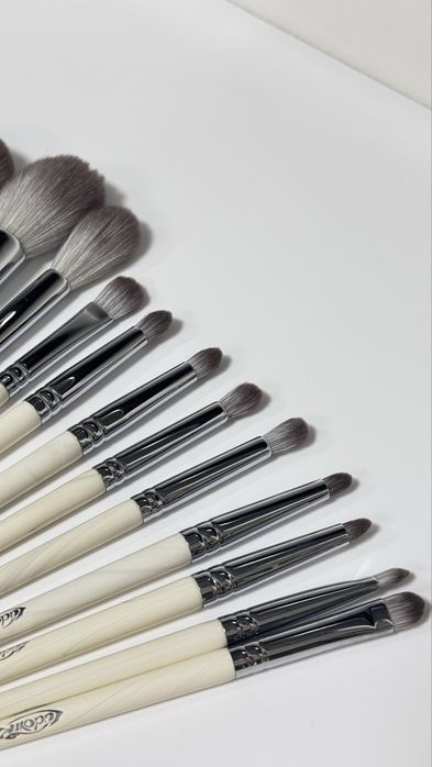 Продам набор кистей.