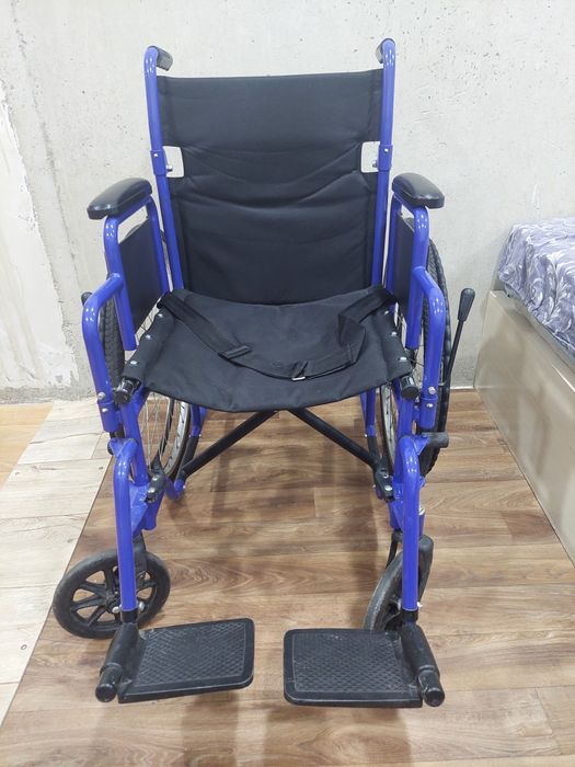 Продам коляску инвалидную и ходунки.