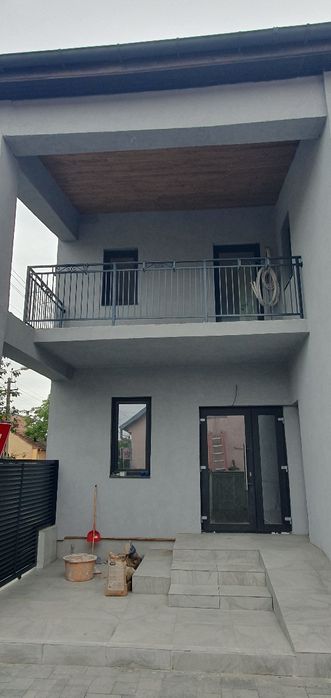 Apartament la curte