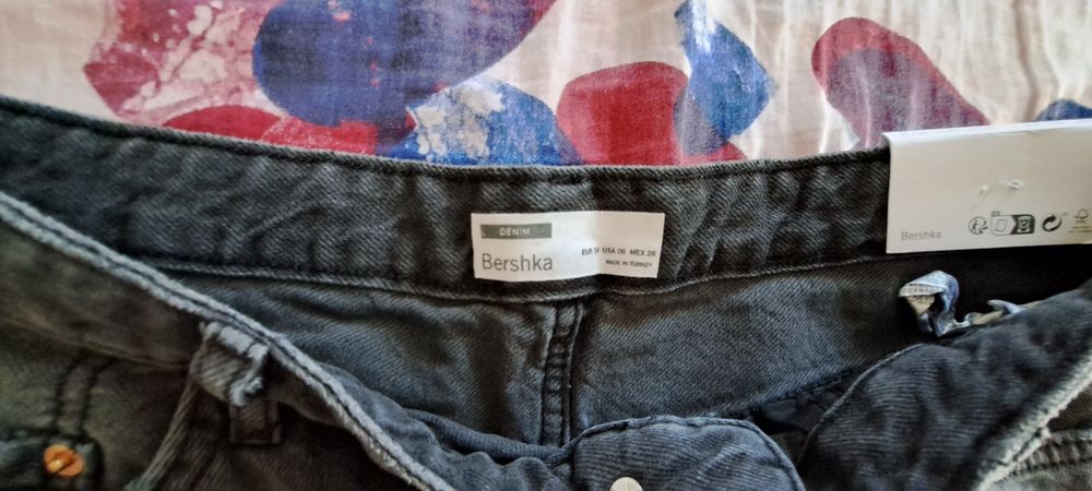 Blugi scurți noi cu eticheta Bershka, Nike și Zata