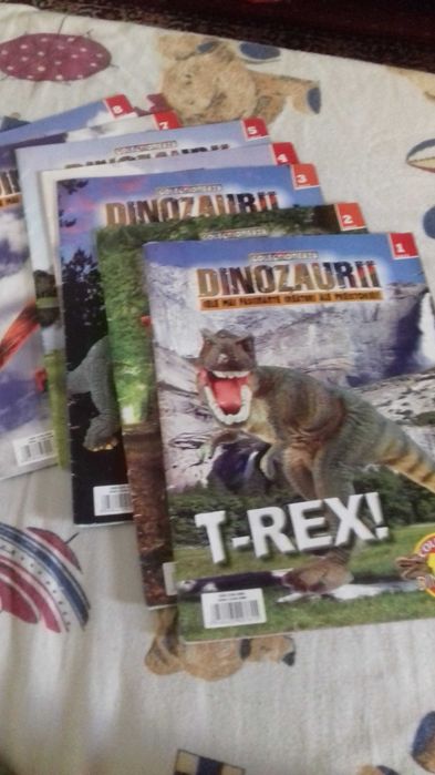 Vand figurine (dinozauri) 12buc/set+7 reviste de colectie.