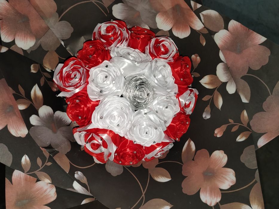 Suniy gullardan buketlar