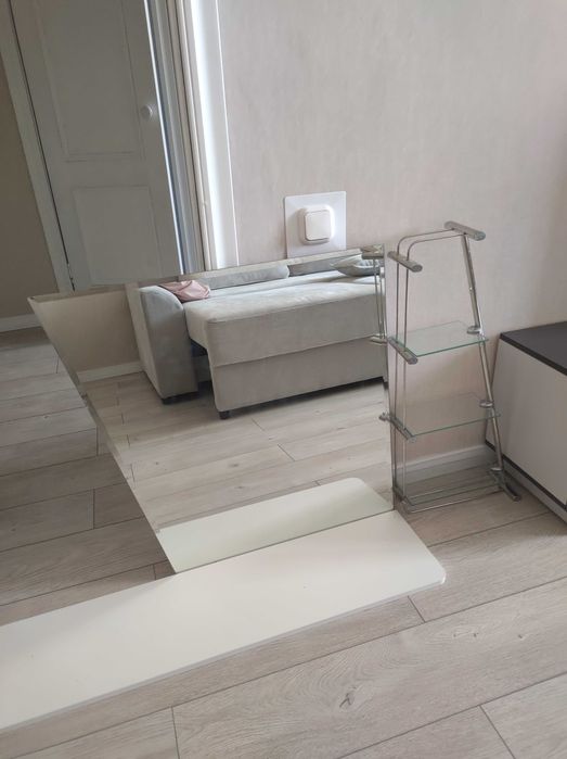 Продам зеркало с полочкой