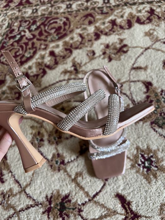 Продам новые босоножки