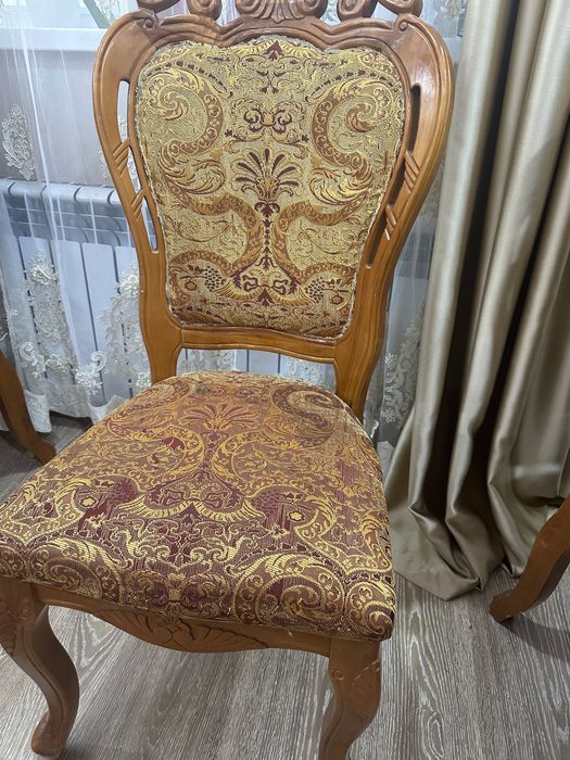 Стол с стульями для гостиной