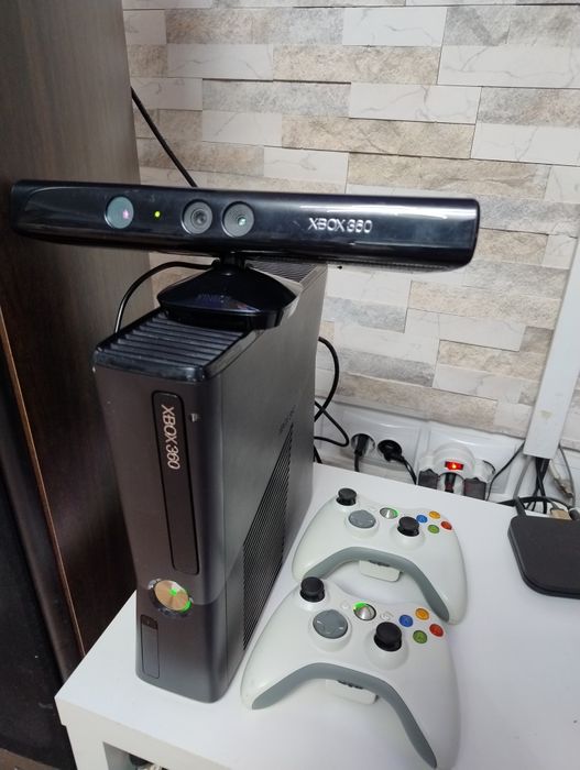 Xbox 360 Slim 320 gb/kinect/33 jocuri/ GTA 5