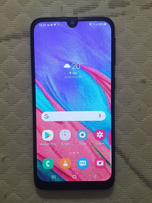 Tel. Samsung A40.
