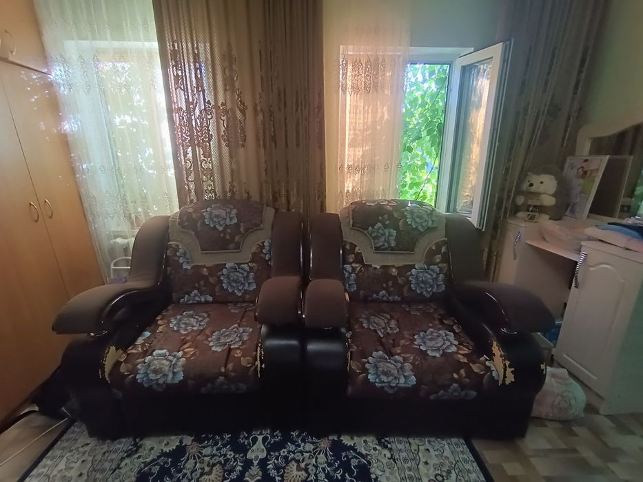 Продам тройку, диван и два кресла