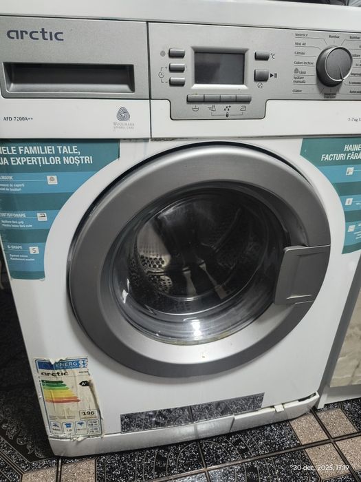 Vând mașina de spălat Artic